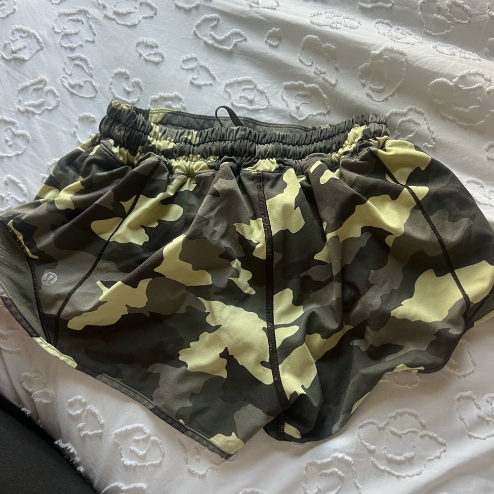Lulu camo 2.5” low rise  Women's Shorts